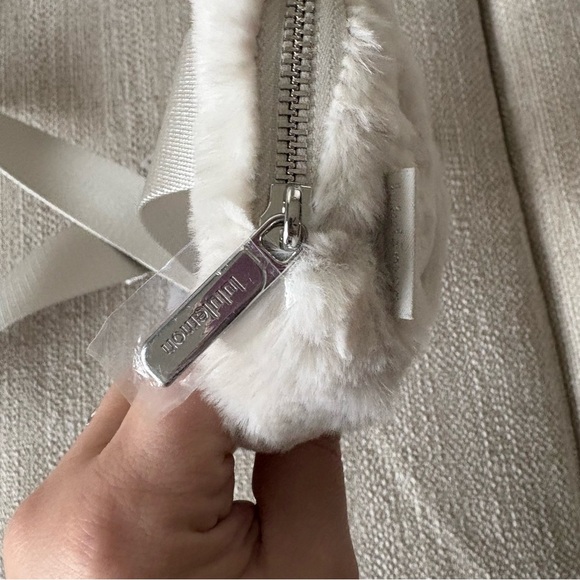 Lululemon Everywhere Belt Bag 1L NWT Bone/Silver - Picture 7 of 7